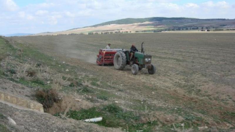 A Zero Tillage seeder on fragile and degraded cereal land in North East Tunisia (Photo credit: INGC Tunisia).