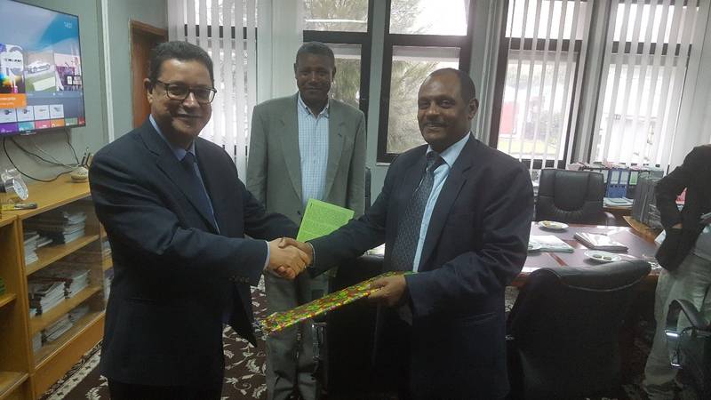 Mr. Abousabaa receives a present from Dr. Fentahun Mengistu, Director General of EIAR