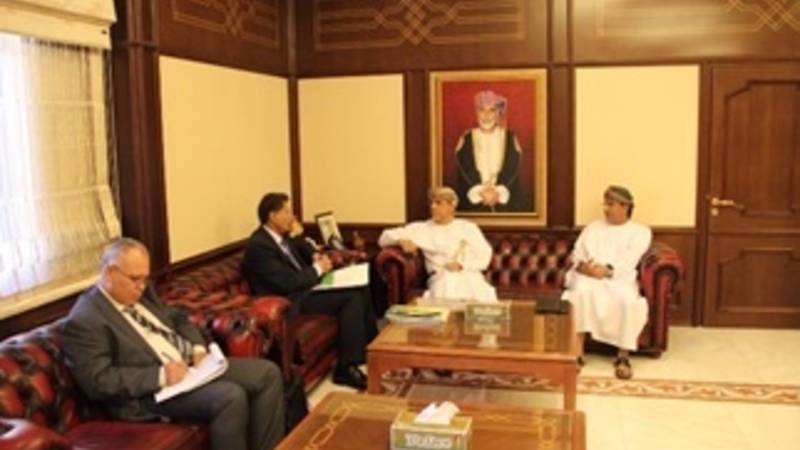 Meeting at the Ministry of Agriculture and Fisheries, Oman. Pictured: H.E. Dr Fuad bin Jaafar al Sajwani, Minister of Agriculture and Fisheries (center); H.E. Dr Ahmed Al Bakri, Undersecretary, MAF (right) and Dr Kamel Shideed, ICARDA ADG-IC (left).