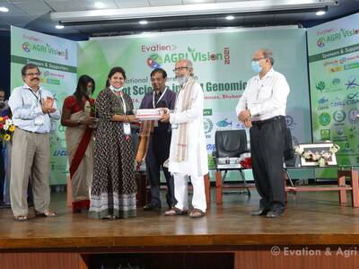 Dr Reena Mehra receiving the award
