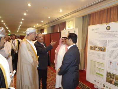 HE Dr. Fuad bin Jaafar al Sajwani, Oman Minister of Agriculture and Fisheries, visiting the ICARDA posters display and discussing issues with the ICARDA and GCC teams