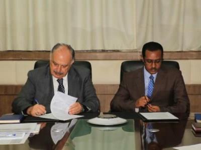 H. E. Ato Tefera Derbw (Right), Ethiopia’s Minister of Agriculture, signing the MoU with ICARDA’s Director General, Dr. Mahmoud Solh. 