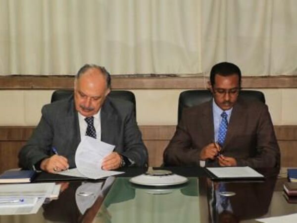 H. E. Ato Tefera Derbw (Right), Ethiopia’s Minister of Agriculture, signing the MoU with ICARDA’s Director General, Dr. Mahmoud Solh. 