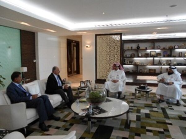 Qatar’s Minister of Environment, H.E. Mr. Ahmad Amer Alhemaidi (second from right) in discussion with ICARDA delegation, led by Dr. Mahmoud El Solh, ICARDA’s Director General (second from left) 