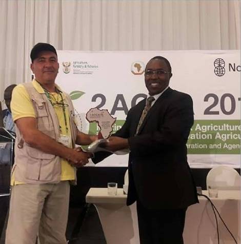 Adnen receiving “Conservation Agriculture” price in South Africa. Photo: Hatem Cheikh M'hamed / INRAT