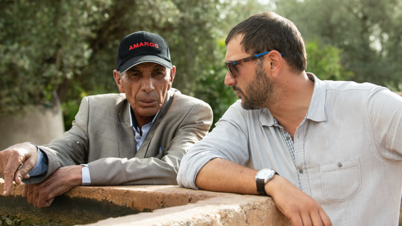 Filippo Bassi (ICARDA) talking to a farmer in Morocco