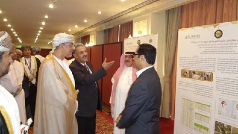 HE Dr. Fuad bin Jaafar al Sajwani, Oman Minister of Agriculture and Fisheries, visiting the ICARDA posters display and discussing issues with the ICARDA and GCC teams